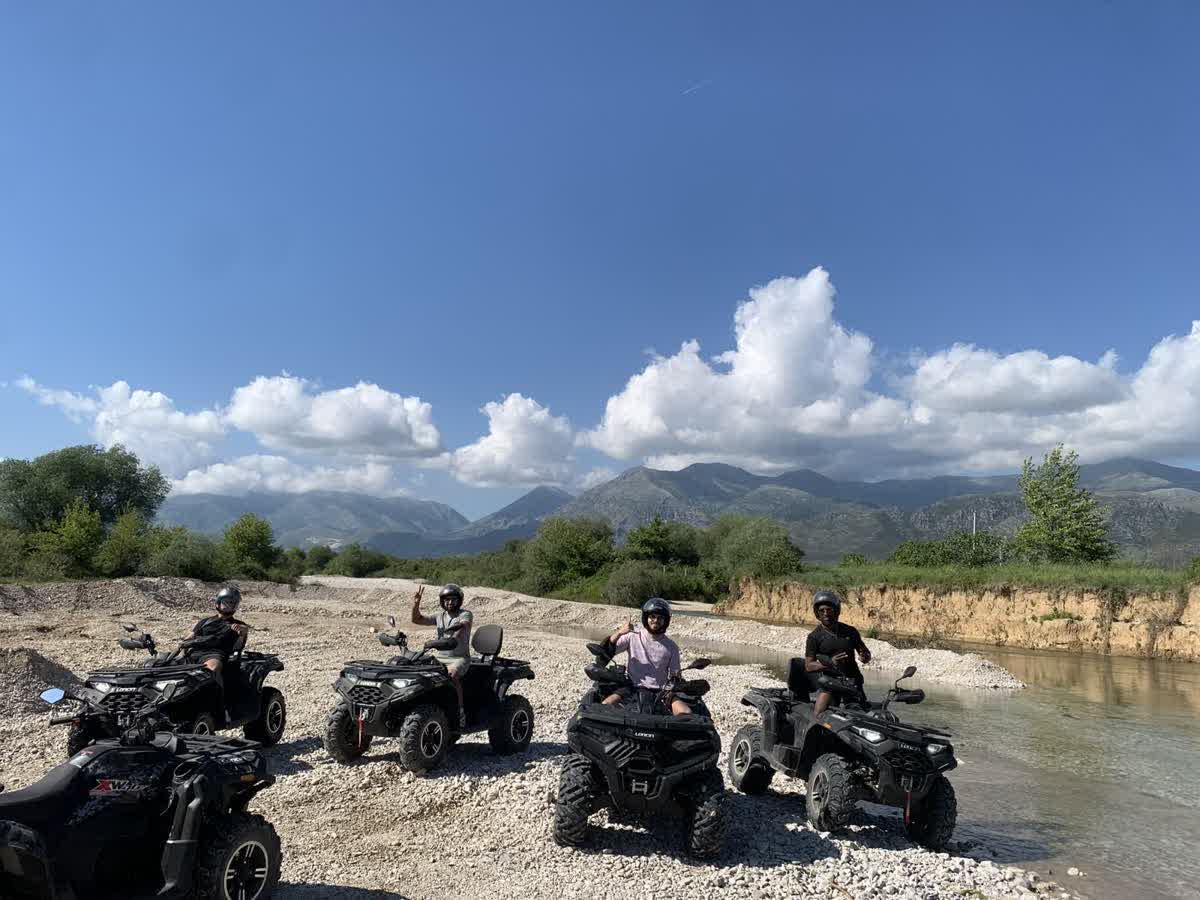 Grup privat ATV duke kaluar nëpër Shqipërinë Jugore